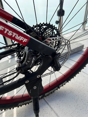 e-Mountainbike matt-schwarz - rot Bild 3