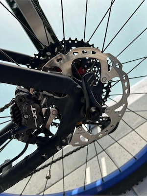 e-Mountainbike schwarzmatt blau Bild 5