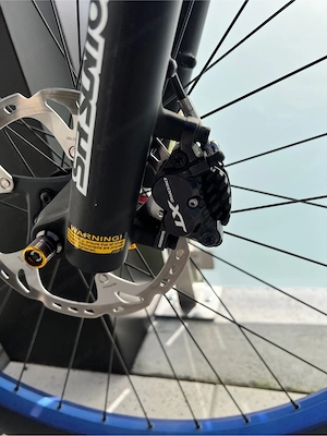 e-Mountainbike schwarzmatt blau Bild 3