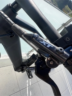 e-Mountainbike schwarzmatt blau Bild 4