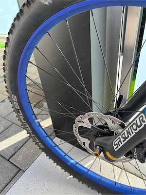 e-Mountainbike schwarzmatt blau Bild 2