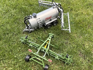 Bruder Traktor mit Zubehör  Bild 2