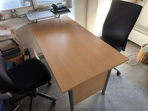 verschiedene Büromöbel