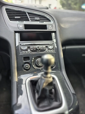 Peugeot 5008, Erstzulassung 2015, 7 Sitzplätze - DEFEKT! Bild 6