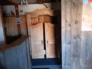 Verkaufe abgelaugten Kasten Schrank aus Omas Zeiten Bild 2