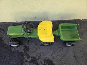 John Deere Traktor mit Anhänger