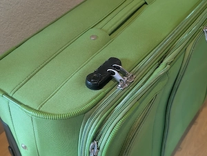 Reisekoffer grün mit zwei Rollen Bild 4