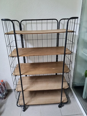 Metallregal auf Rollen