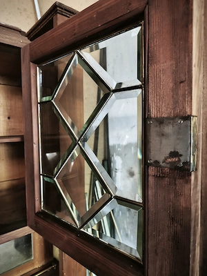 Alter Schrank mit Glastüren im Oberschrank  Bild 4