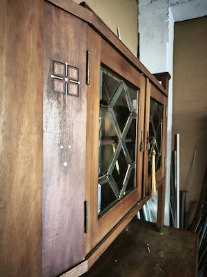 Alter Schrank mit Glastüren im Oberschrank  Bild 3