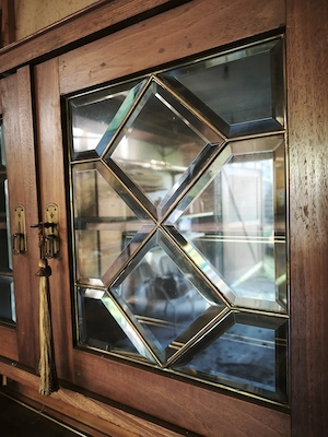 Alter Schrank mit Glastüren im Oberschrank  Bild 2