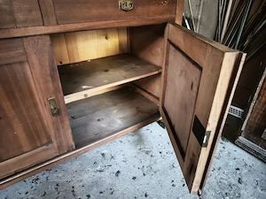 Alter Schrank mit Glastüren im Oberschrank  Bild 5