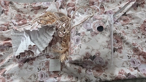 Zwei geblümte Vorhänge Bild 2