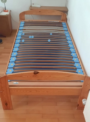 Neuwertiges Vollholzbett 