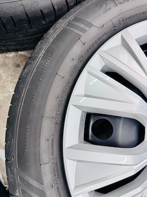 4x VW Original Stahlfelgen + Sommerreifen 215 55 R17 DOT 2024 NEUWERTIG Bild 3