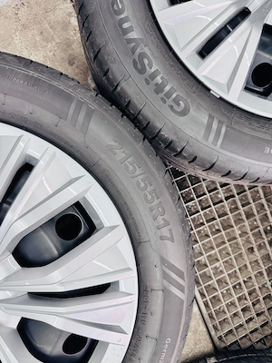 4x VW Original Stahlfelgen + Sommerreifen 215 55 R17 DOT 2024 NEUWERTIG Bild 4