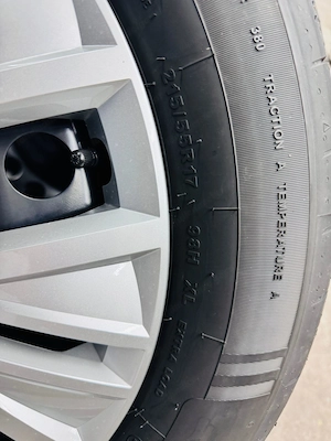 4x VW Original Stahlfelgen + Sommerreifen 215 55 R17 DOT 2024 NEUWERTIG Bild 5