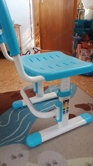 Kinderschreibtisch mit Stuhl und Lampe  Bild 2