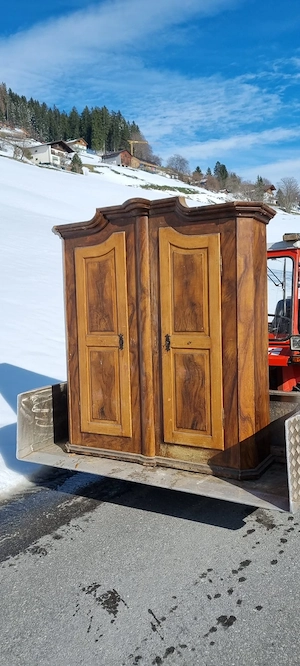 alter Vollholzschrank