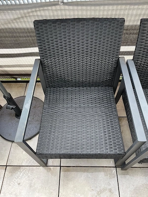 Balkonmöbel-Set aus Metall in Anthrazit inkl. Sonnenschirm   guter Zustand Bild 2