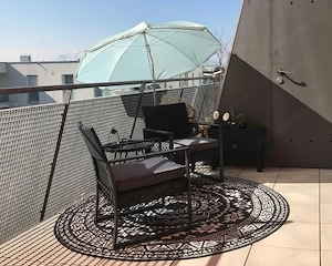 Balkonmöbel-Set aus Metall in Anthrazit inkl. Sonnenschirm   guter Zustand