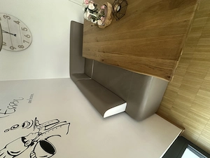 Essbank und Stühle Bild 2