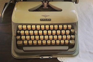 Vintage Adler Schreibmaschine im Koffer Bild 3