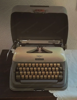 Vintage Adler Schreibmaschine im Koffer Bild 2