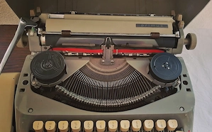 Vintage Adler Schreibmaschine im Koffer Bild 4