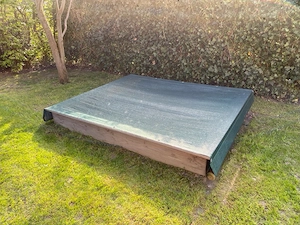 Sandkasten mit Abdeckung zu verkaufen Bild 3