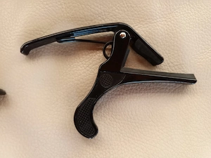 Gitarren Zubehör: Fußbank, Kapodaster Bild 6