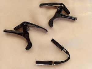 Gitarren Zubehör: Fußbank, Kapodaster Bild 5