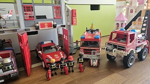 Playmobil Feuerwehr mit Zusatztor inkl Fahrzeuge Bild 2