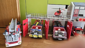 Playmobil Feuerwehr mit Zusatztor inkl Fahrzeuge Bild 3