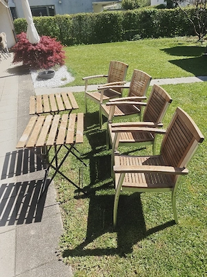 Tische und Stühle aus Holz Bild 2