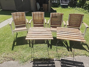 Tische und Stühle aus Holz