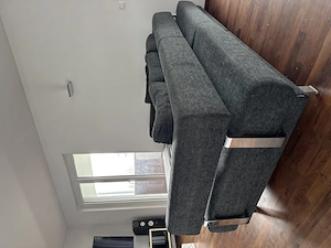 Dunkelgraue Couch Bild 3