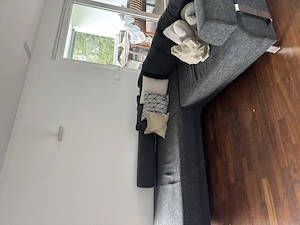 Dunkelgraue Couch Bild 4
