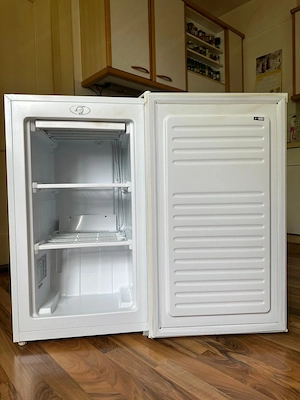 Kleiner Gefrierschrank mit 3 Schubladen   voll funktionstüchtig Bild 3