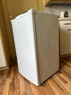 Kleiner Gefrierschrank mit 3 Schubladen   voll funktionstüchtig Bild 2