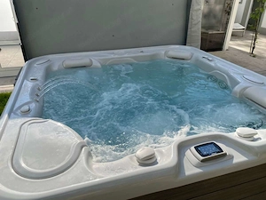 HOTSPRING Whirlpool Salzwasser 5 Sitzer Bild 2