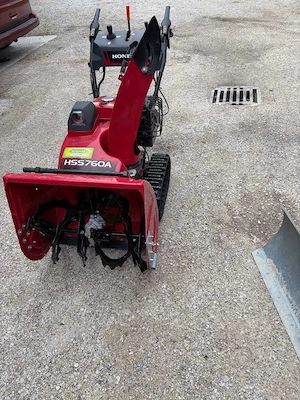 Honda HSS 760A mit Raupenantrieb und Schneeschild Bild 5