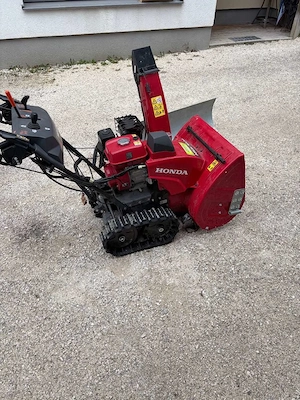 Honda HSS 760A mit Raupenantrieb und Schneeschild Bild 3