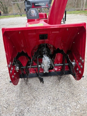 Honda HSS 760A mit Raupenantrieb und Schneeschild Bild 2