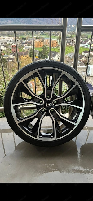 Autoreifen mit Felgen Bild 2