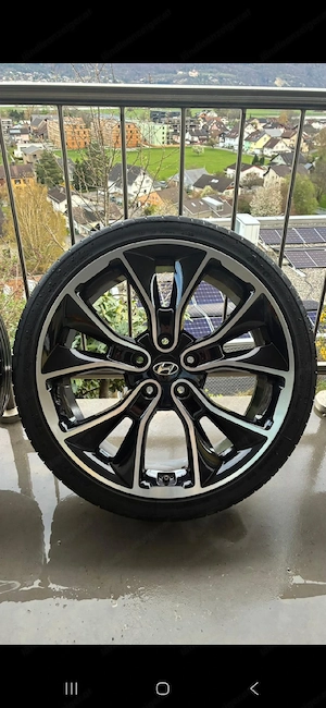 Autoreifen mit Felgen Bild 5