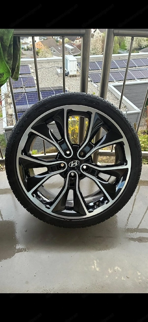 Autoreifen mit Felgen Bild 3