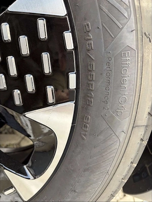 Sommerreifen, gefahren 4.0 km, das Auto umgerüstet auf Ganzjahresreifen. Bild 2