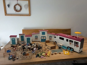 Schleich Pferdetransporter und Stall mit viel Zubehör