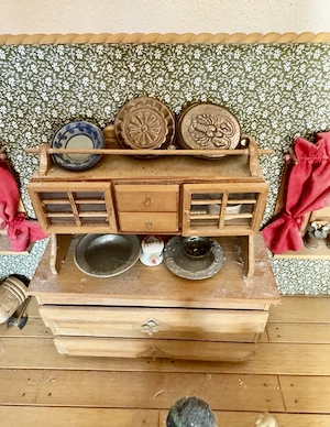 Tolle antike Puppenstube Bild 5